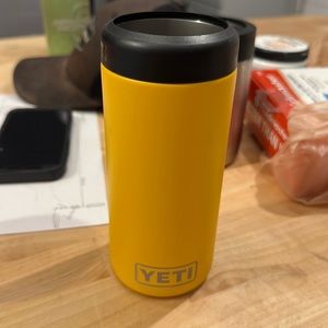 Yeti rambler 12oz colster slim can cooler